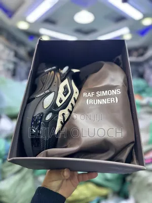 Raf Simons. “ Runner“
Quality Leather 
Full Boxed 
Size 39-45