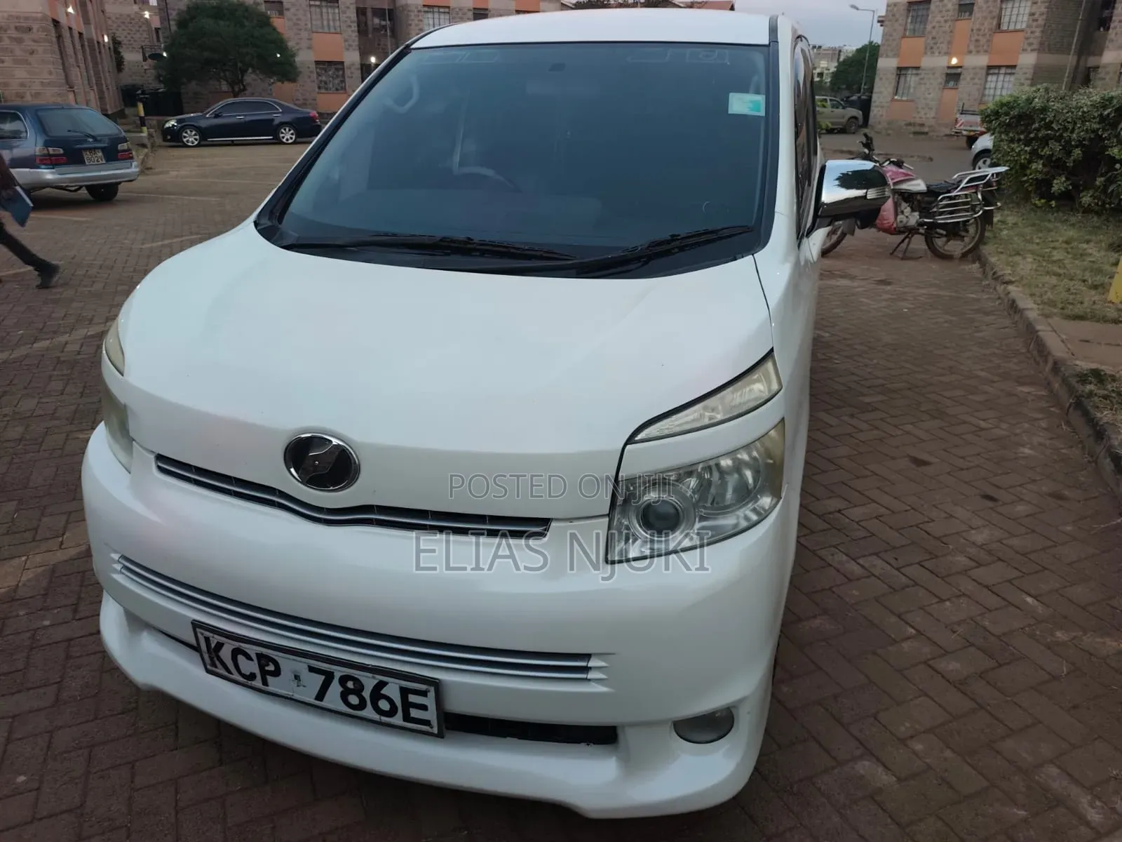 Toyota Voxy 2011 Pearl