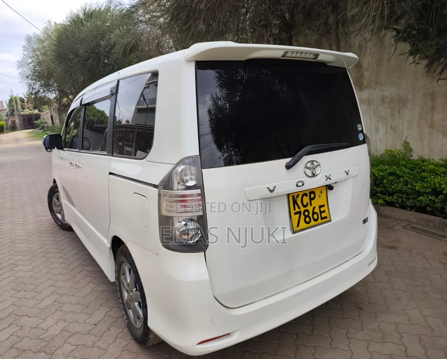 Toyota Voxy 2011 Pearl
