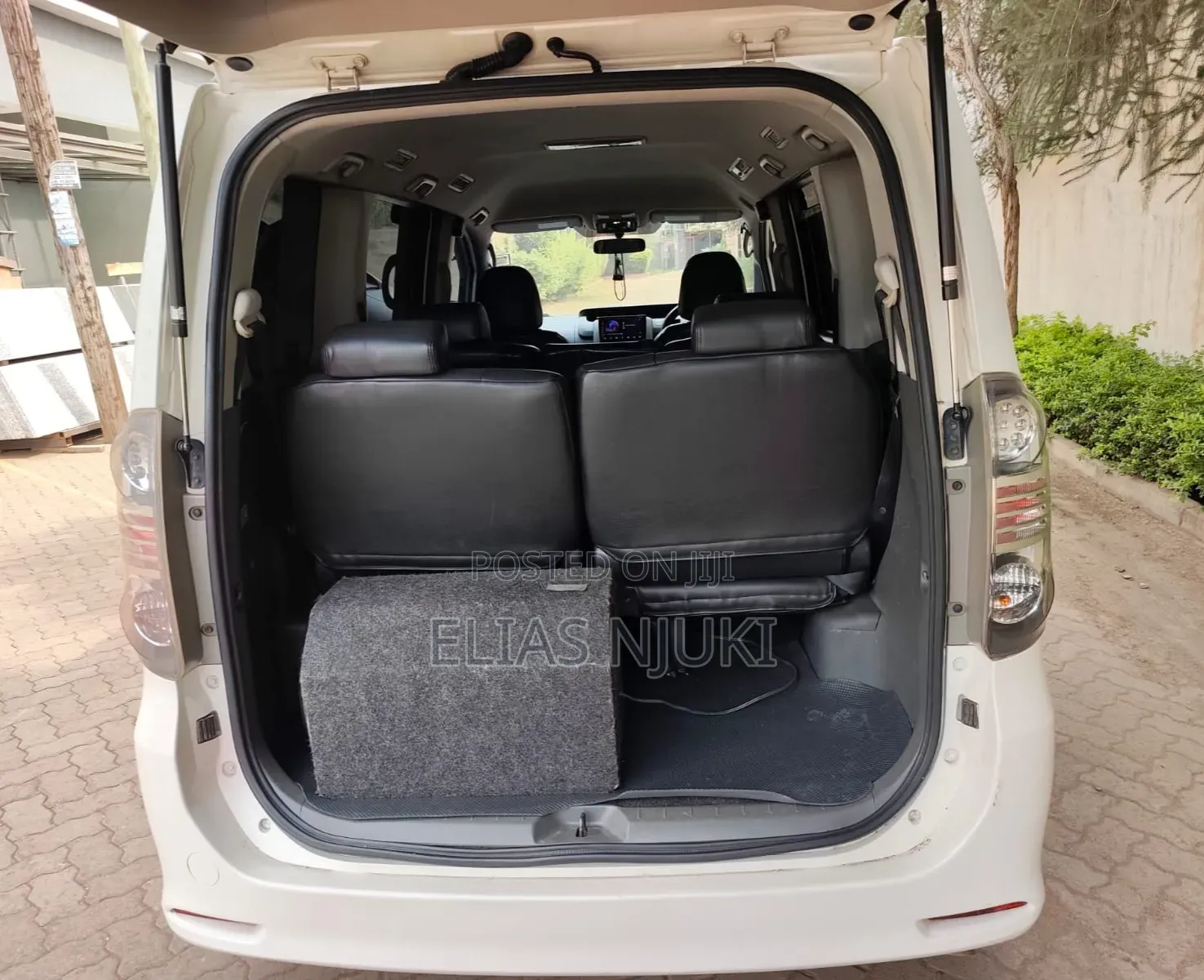 Toyota Voxy 2011 Pearl