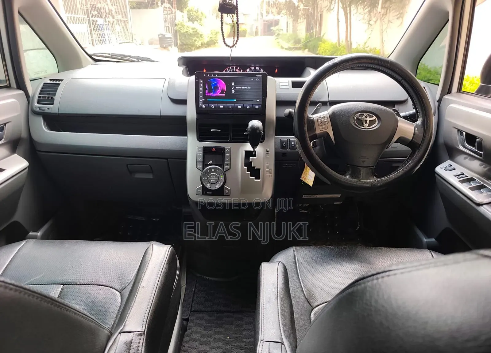 Toyota Voxy 2011 Pearl