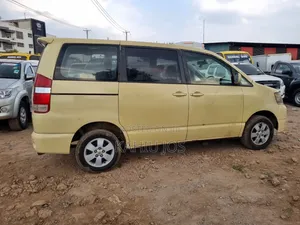 Toyota Noah 2005 Yellow