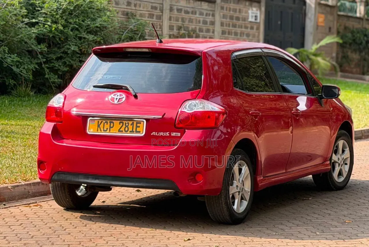 Toyota Auris 2010 Red