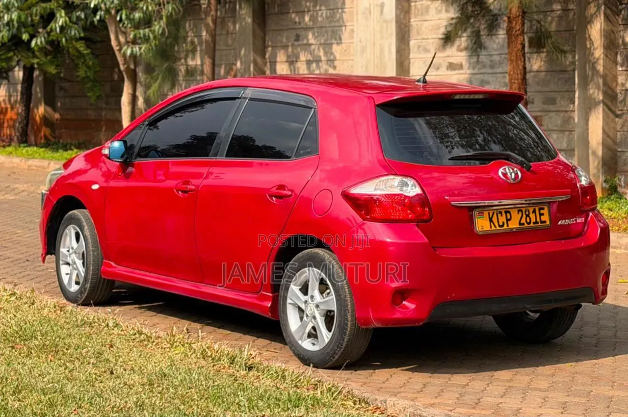 Toyota Auris 2010 Red