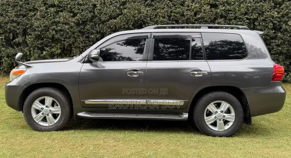 Toyota Land Cruiser 5.7 V8 2012 Gray