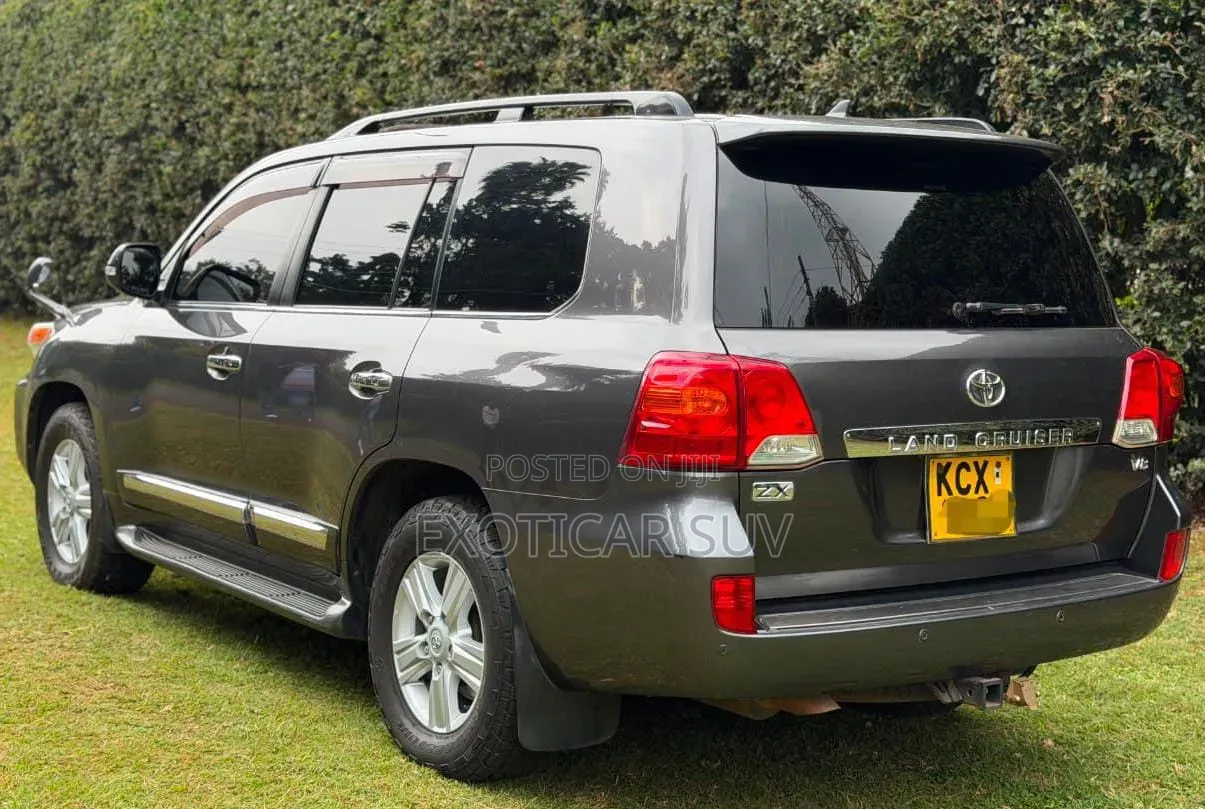 Toyota Land Cruiser 5.7 V8 2012 Gray