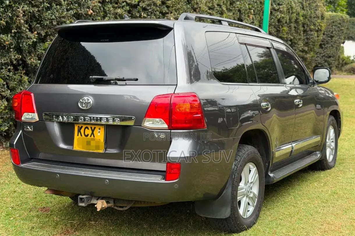 Toyota Land Cruiser 5.7 V8 2012 Gray