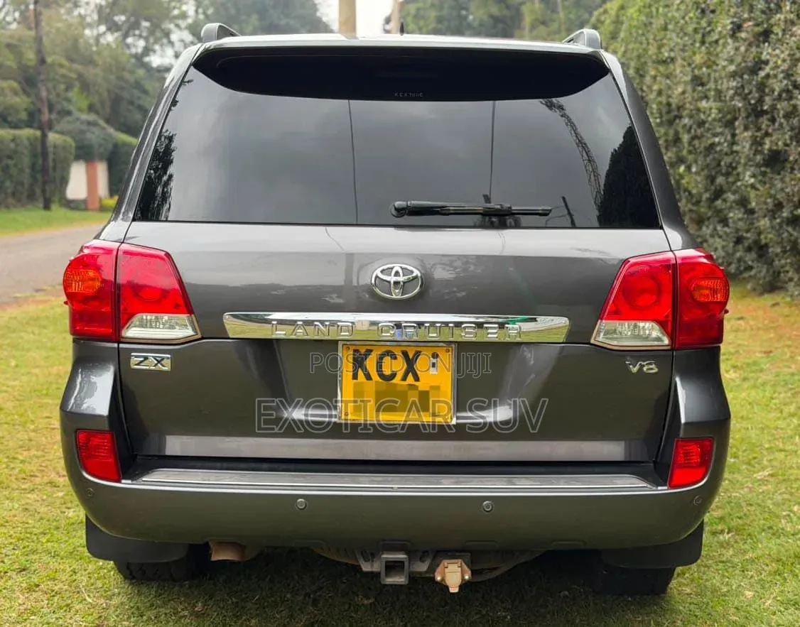Toyota Land Cruiser 5.7 V8 2012 Gray