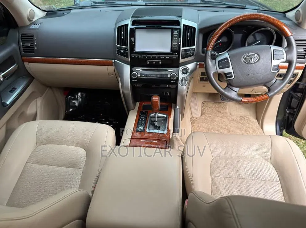 Toyota Land Cruiser 5.7 V8 2012 Gray
