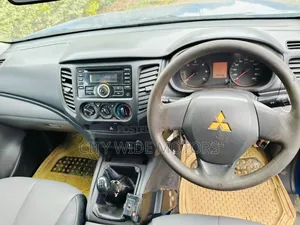 Mitsubishi L200 2019 Blue