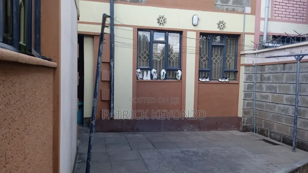 4bdrm Maisonette in Lavion Court, Gateway Mall Area for sale