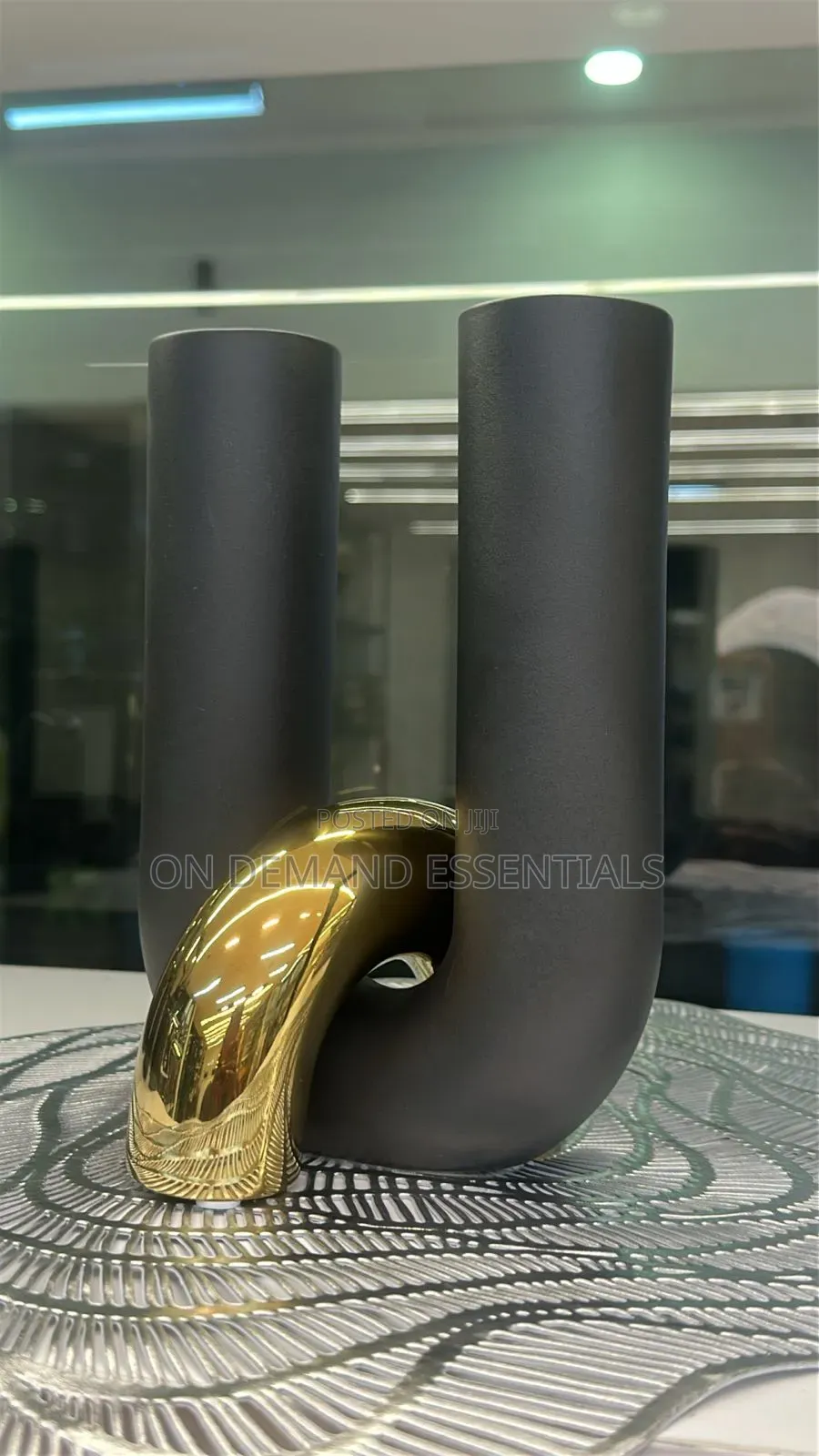 Noir Curve Vase a Bold and Sophisticated