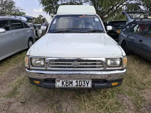Toyota Hilux 2004 White