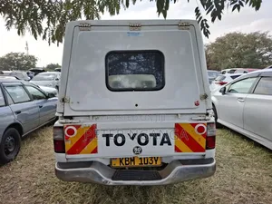 Toyota Hilux 2004 White