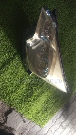 Toyota RACTIS 2013 HEADLIGHT