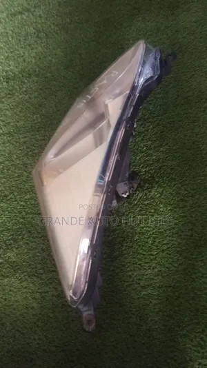 Toyota RACTIS 2013 HEADLIGHT