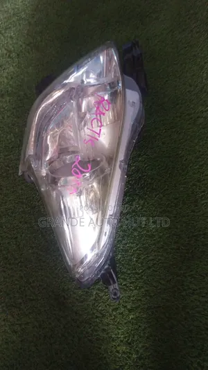 Toyota Ractis 2010 Headlights