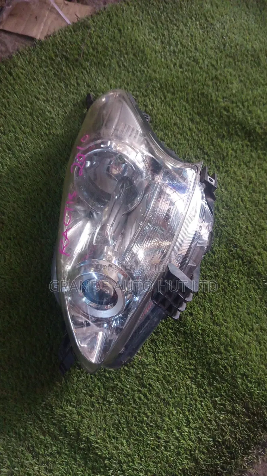 Toyota Ractis 2010 Headlights