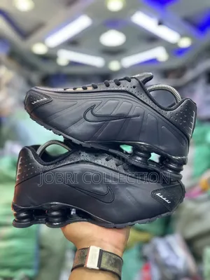 Nike Shox R4“ Triple Black “ Sneakers