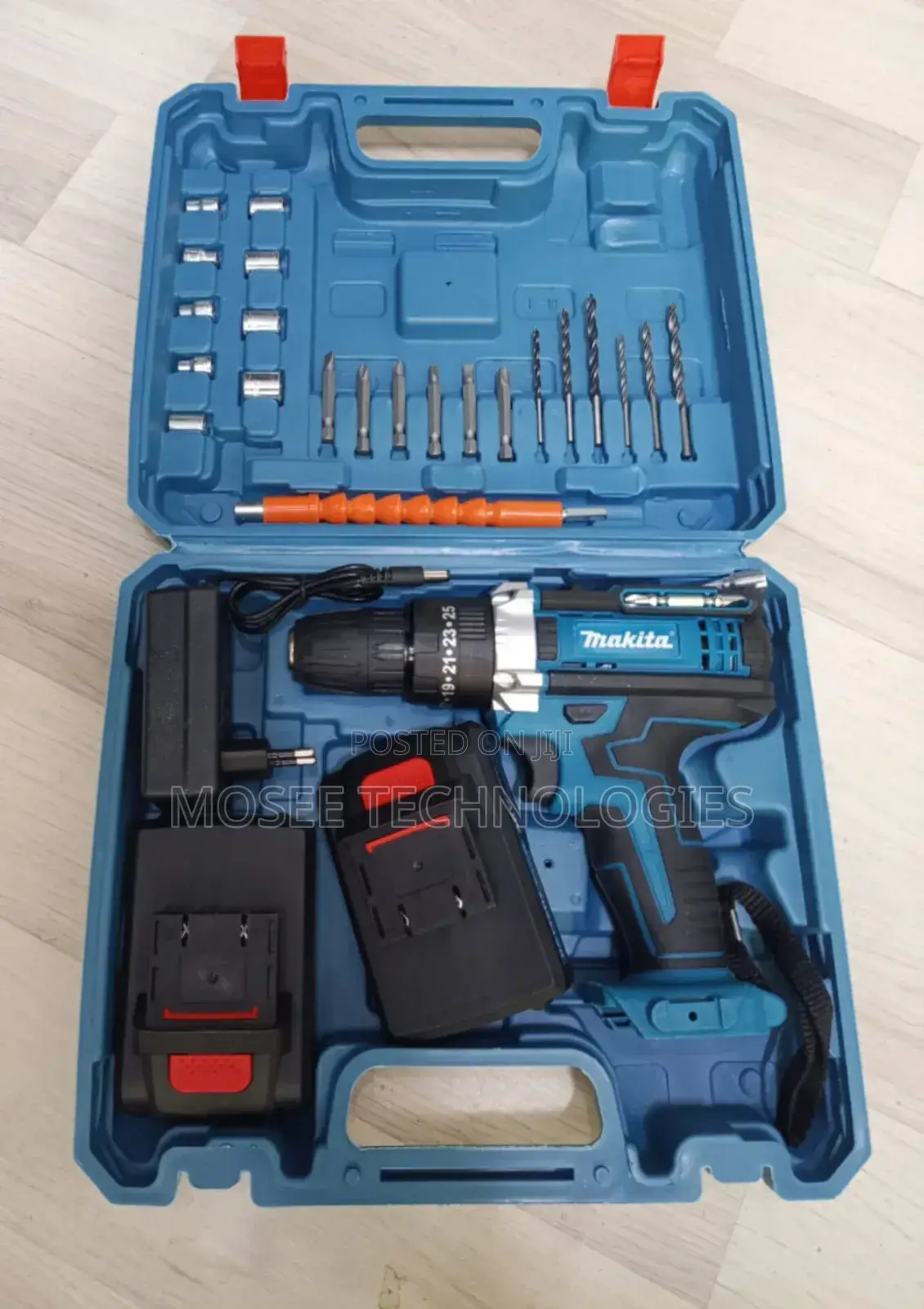 Makita 21V Cordless Drill Driver Kit With 2 Batteries & Accessories