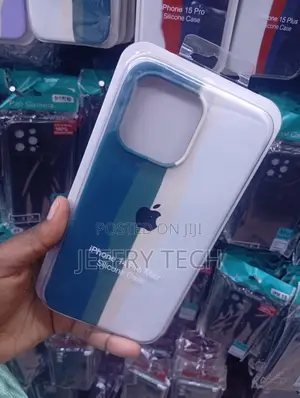 iPhone 14 Pro Max Features a Two-Tone Blue and White Case