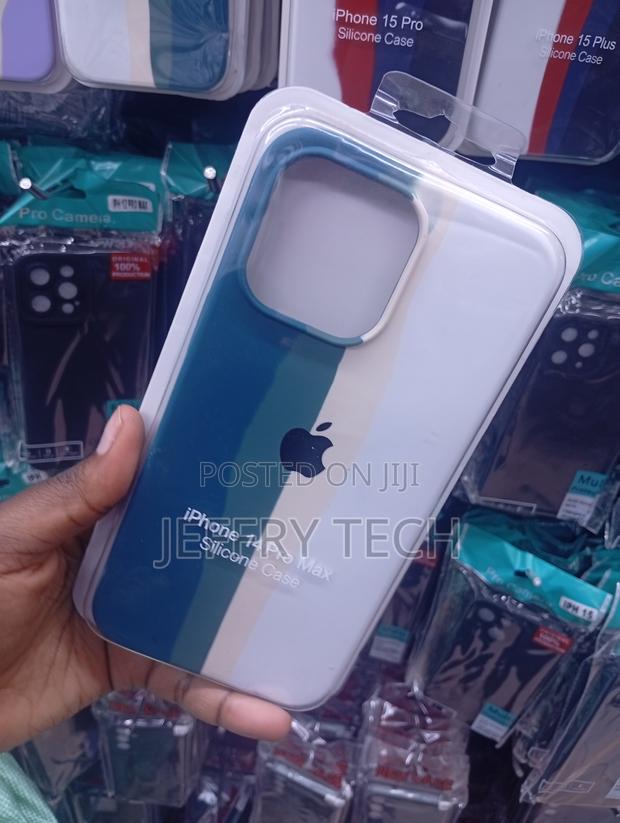 iPhone 14 Pro Max Features a Two-Tone Blue and White Case - thumbnail 2