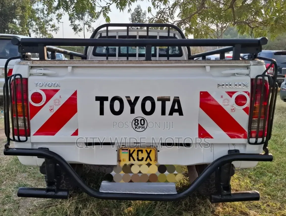 Toyota Hilux 2009 White