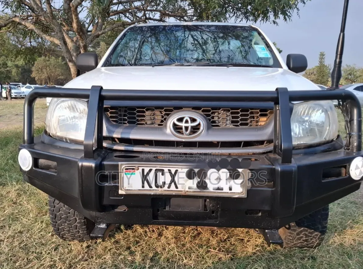 Toyota Hilux 2009 White