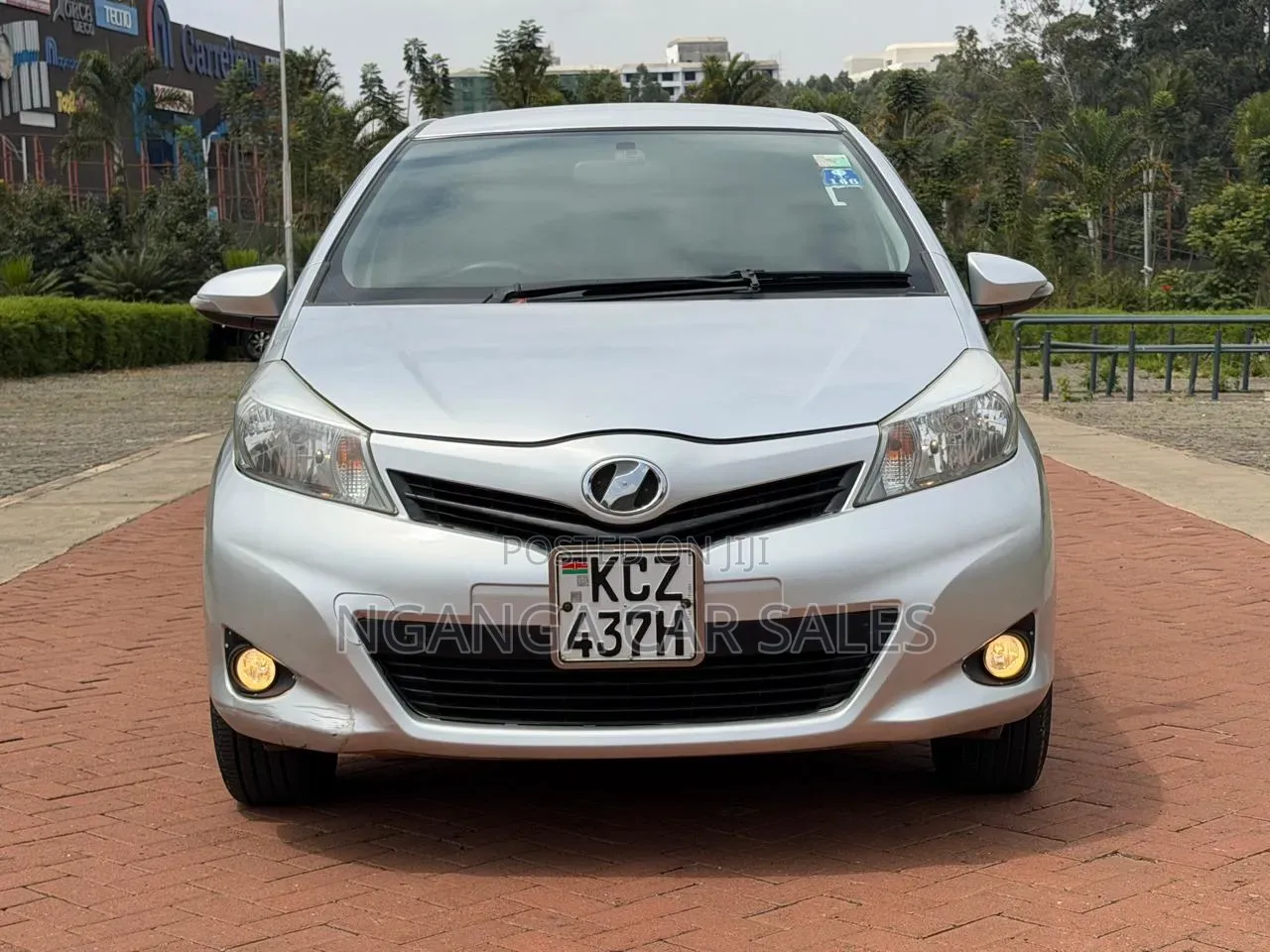 Toyota Vitz 2012 Silver