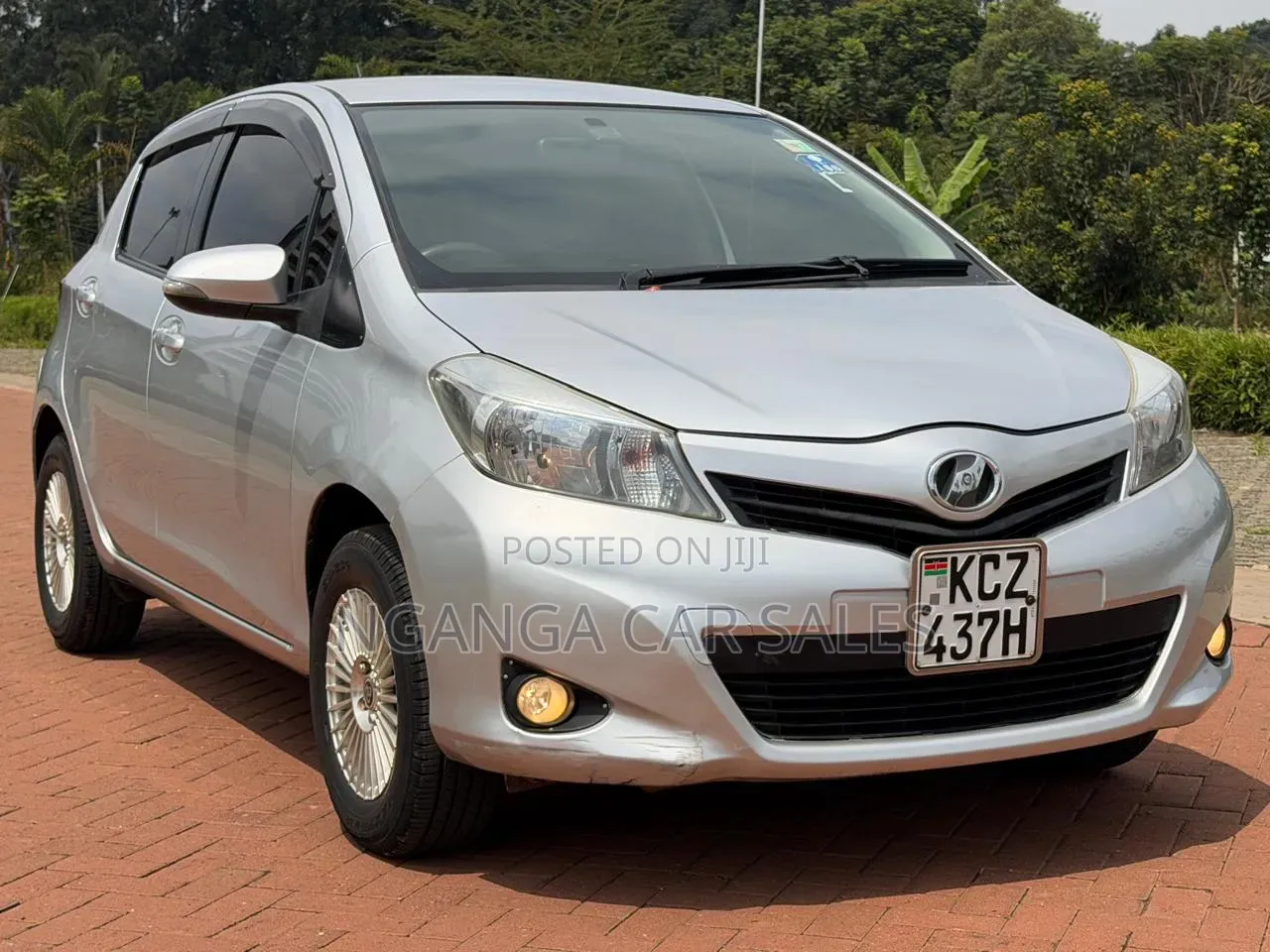 Toyota Vitz 2012 Silver