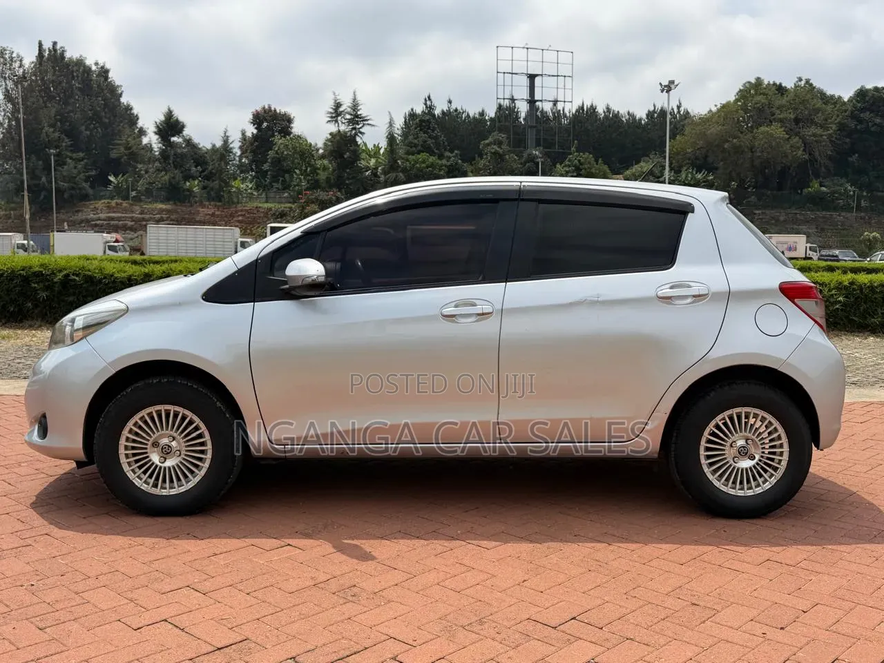 Toyota Vitz 2012 Silver
