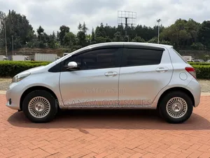 Toyota Vitz 2012 Silver