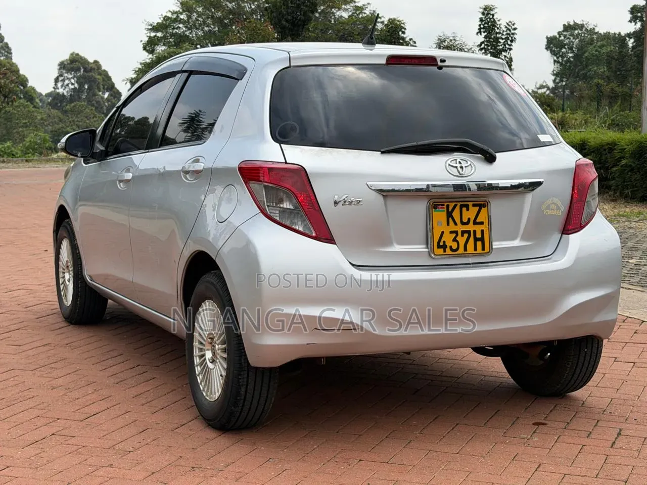 Toyota Vitz 2012 Silver