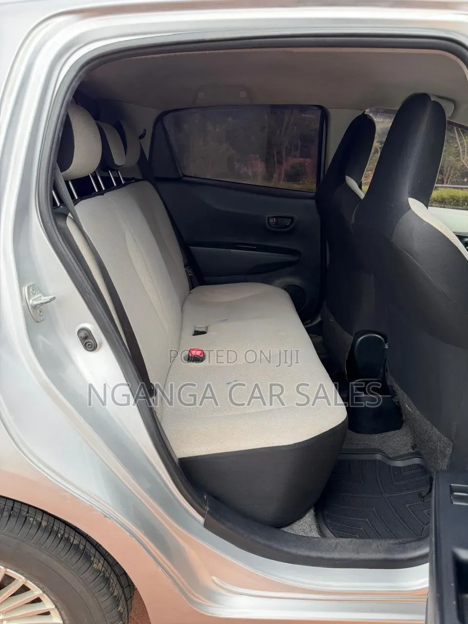 Toyota Vitz 2012 Silver