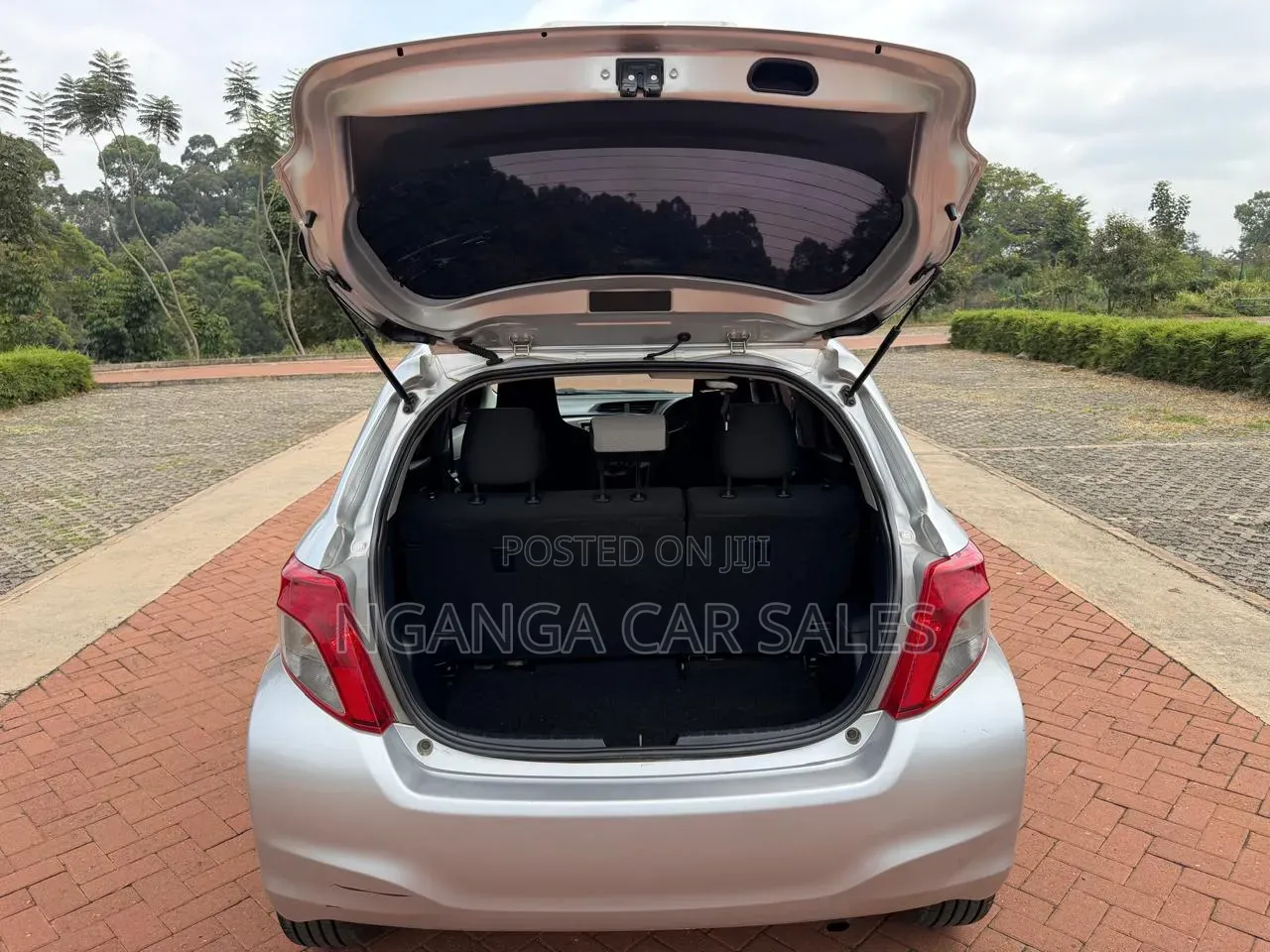 Toyota Vitz 2012 Silver