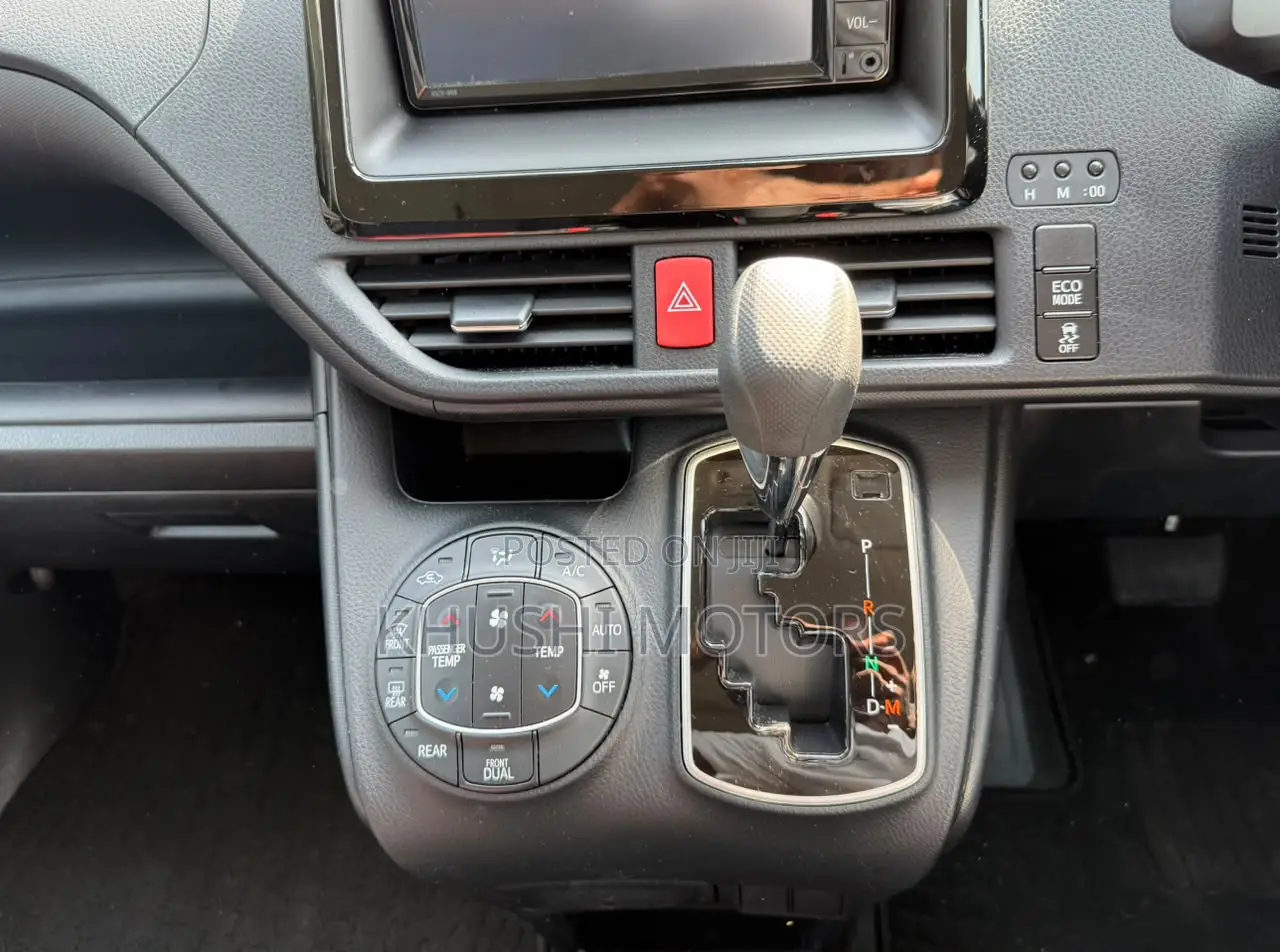 Toyota Noah 2019 Silver