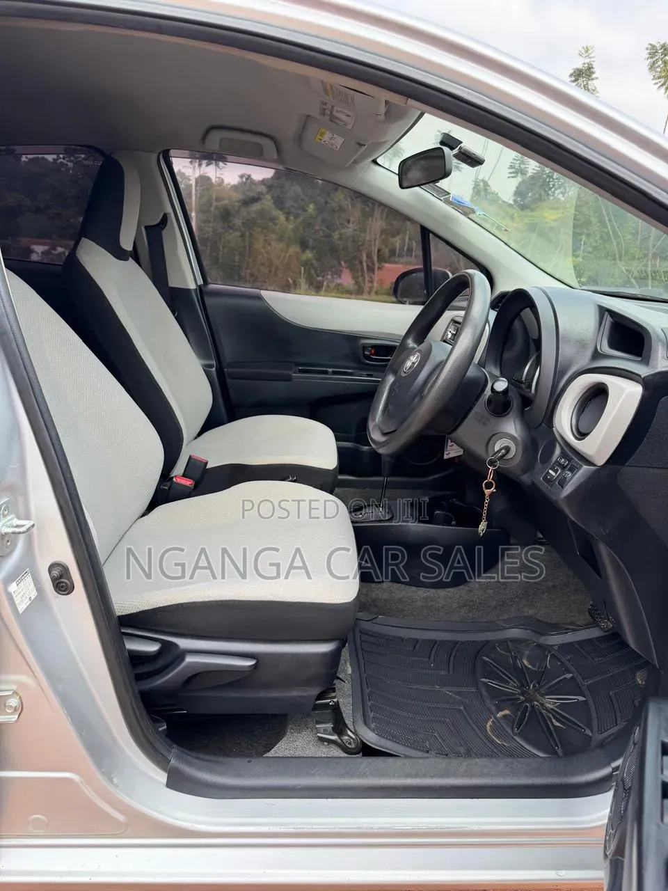 Toyota Vitz 2012 Silver