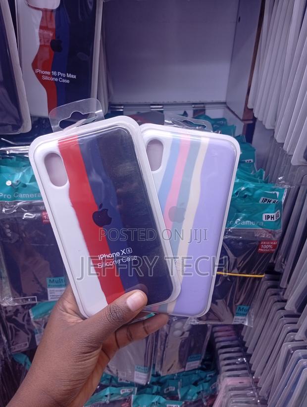 iPh X Case Features a Distinct Vertical Red, White, and Blue Stripe