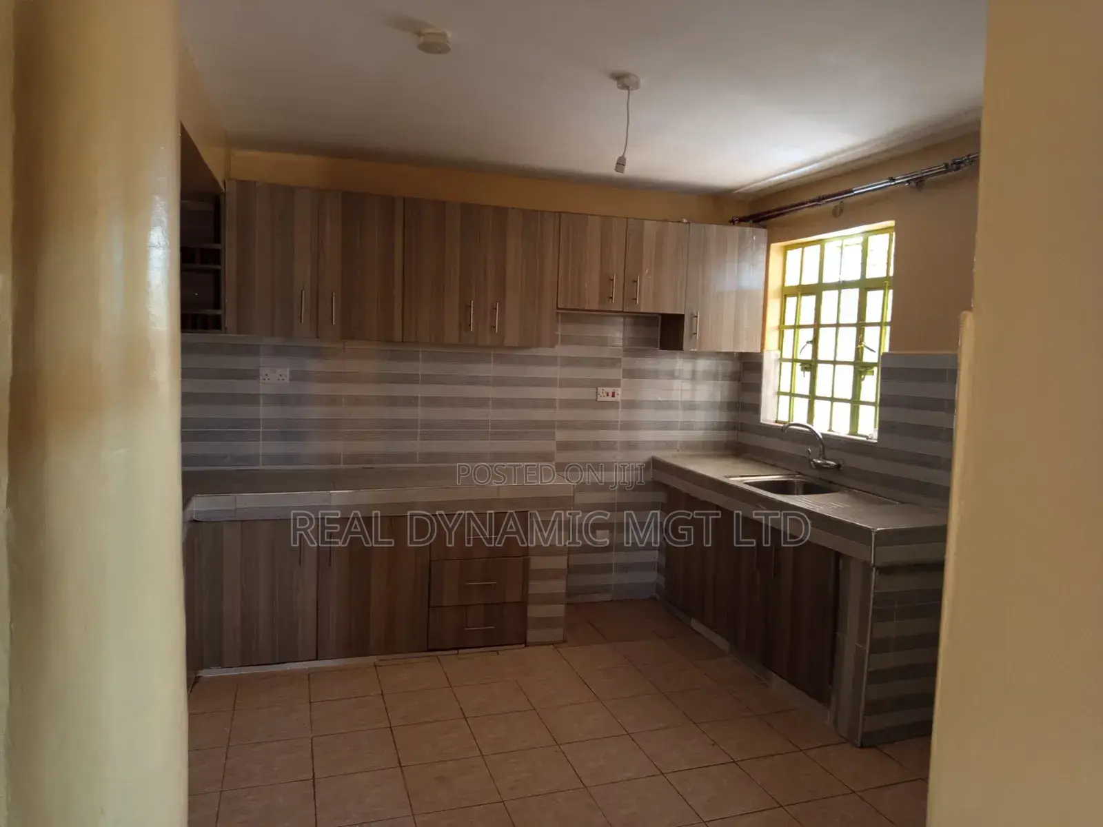3bdrm Maisonette in Plainsville, Gate B for rent