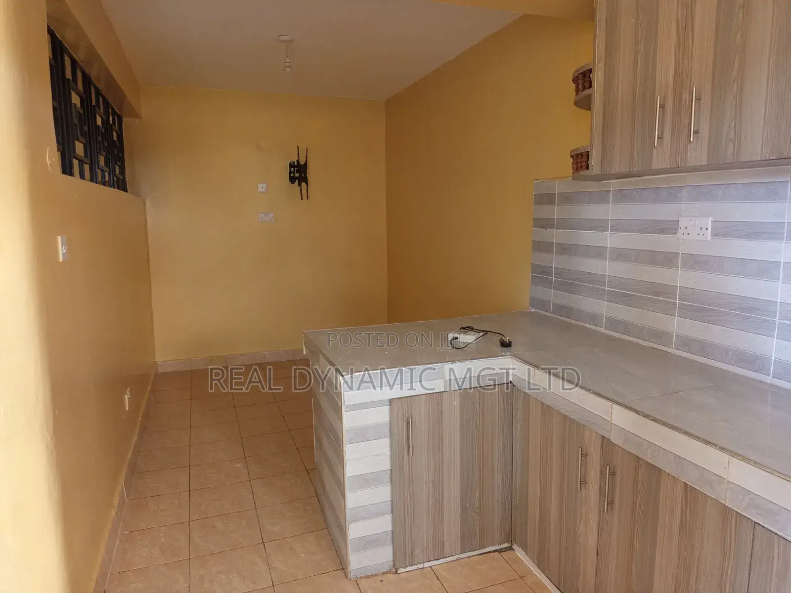 3bdrm Maisonette in Plainsville, Gate B for rent
