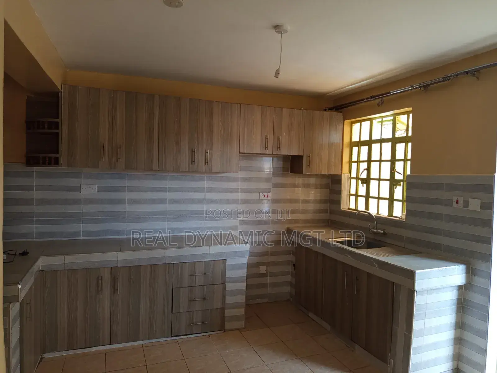 3bdrm Maisonette in Plainsville, Gate B for rent