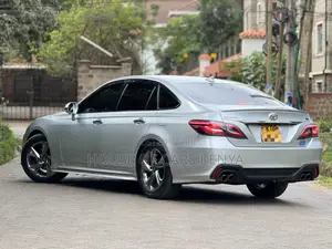 Toyota Crown 2018 Silver