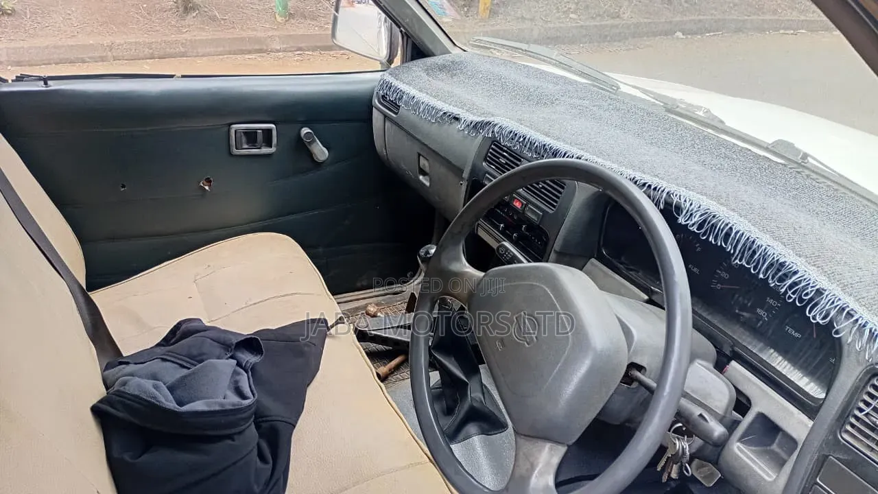 Nissan Pick-Up 1997 White