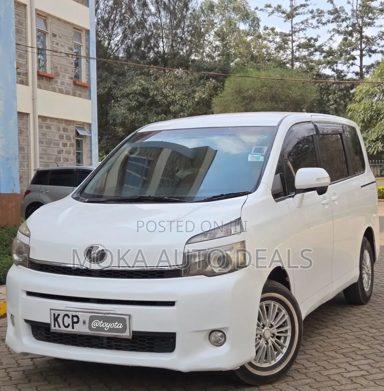 Toyota Voxy X 2WD 7-Seater 2011 White