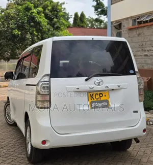 Toyota Voxy X 2WD 7-Seater 2011 White