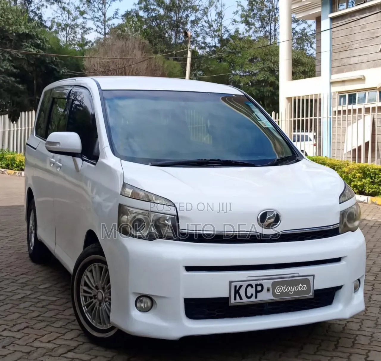Toyota Voxy X 2WD 7-Seater 2011 White