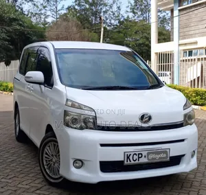 Toyota Voxy X 2WD 7-Seater 2011 White