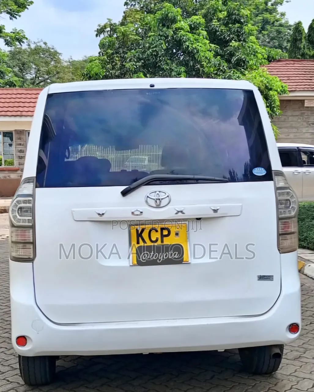 Toyota Voxy X 2WD 7-Seater 2011 White