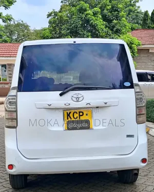 Toyota Voxy X 2WD 7-Seater 2011 White