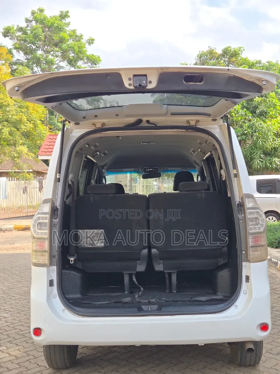 Toyota Voxy X 2WD 7-Seater 2011 White